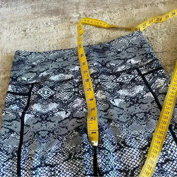 Zyia Active Light n Tight Cobra Metallic Thigh Pocket Black White Leggings: 6-8 - Picture 9 of 11